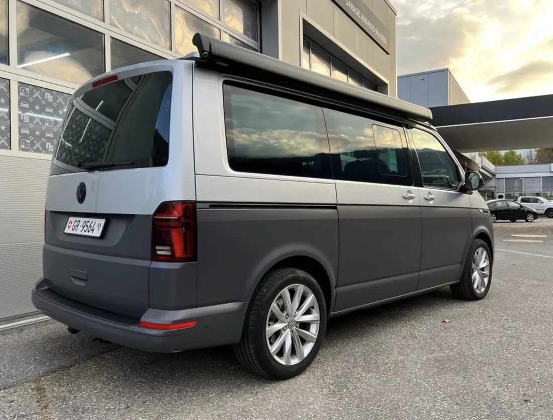 Zweifarbig folierter VW-California-Campervan im Abendlicht
