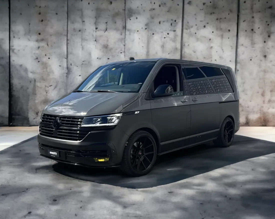 VW-Campervan in Anthrazit foliert mit schwarzen Felgen